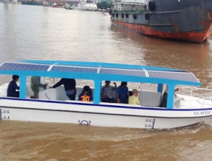 Thuyền cano chạy bằng năng lượng mặt trời của người dân tỉnh Đồng Tháp 